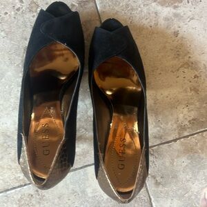 Fancy Black and Gold stilolellotes. Brand New never worn are yours to grab.